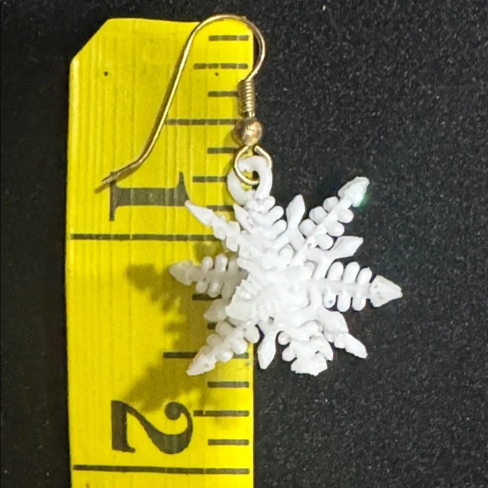 Elegant Snowflake Earrings‎ in White and Gold